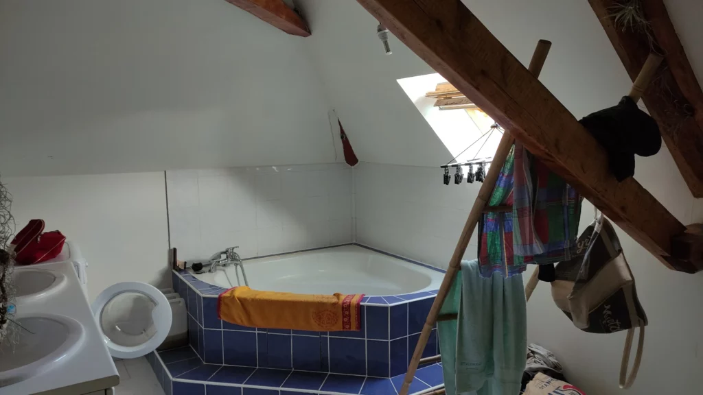 Photo d'une salle de bain à rénover | vue sur la baignoire d'angle