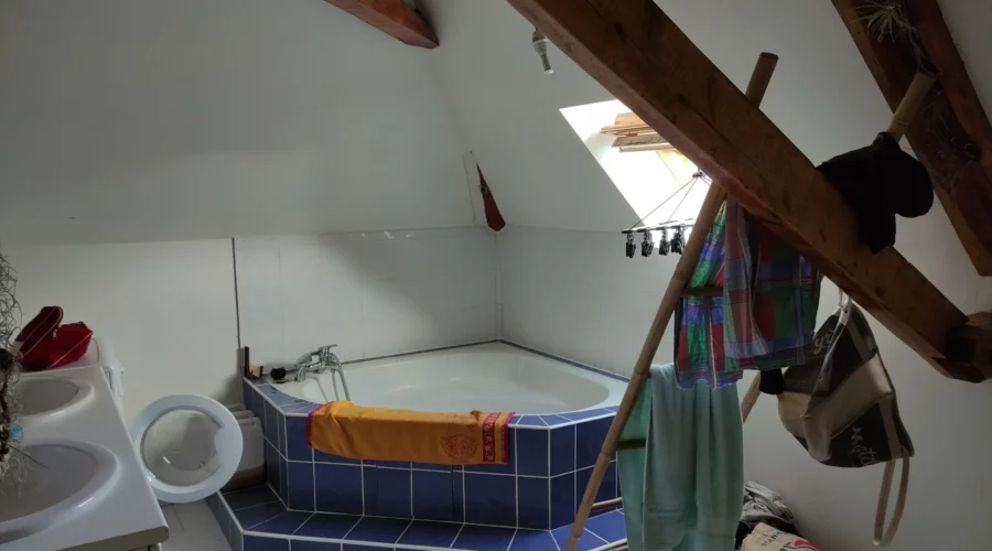 Photo d'une salle de bain | vue sur la baignoire d'angle