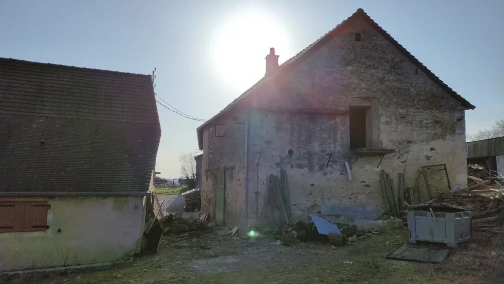 Vue de l'arrière de la maison et de l'espace actuel avec la grange