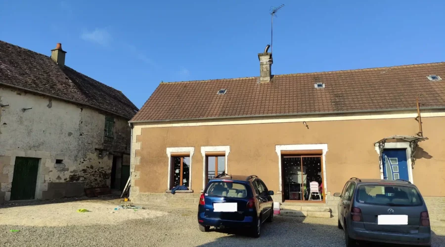 Extérieure de la maison | côté parking et vue de la grange indépendante