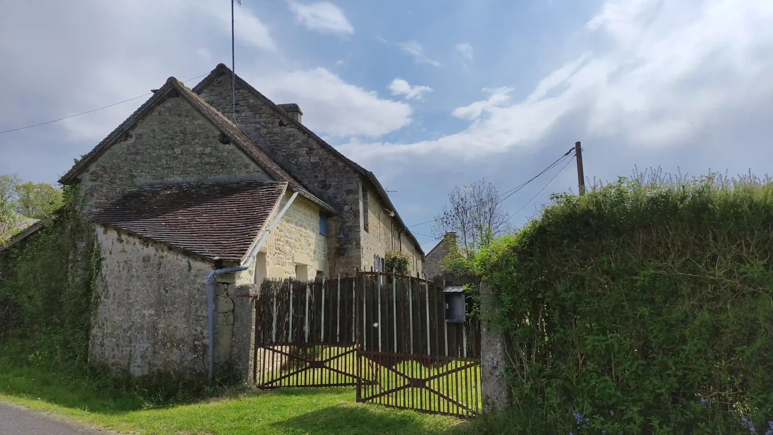 Accès actuel de la maison | ancien portail en fer